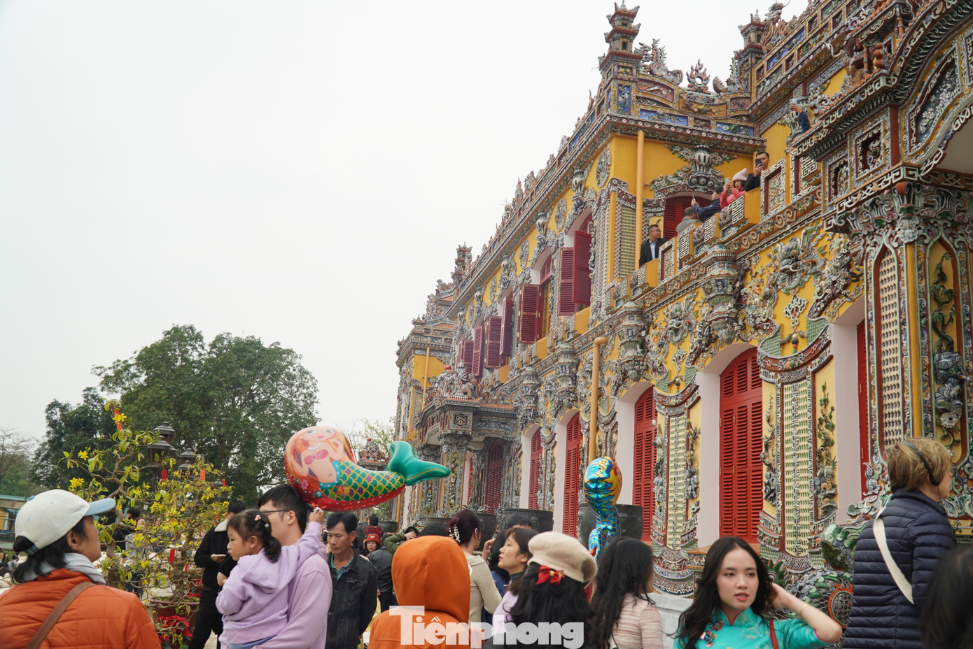 Điểm thu hút đông du khách nhất trong Đại nội Huế là điện Kiến Trung - ngôi điện đặc biệt này là nơi ở của gia đình nhà vua Bảo Đại, Hoàng hậu Nam Phương.