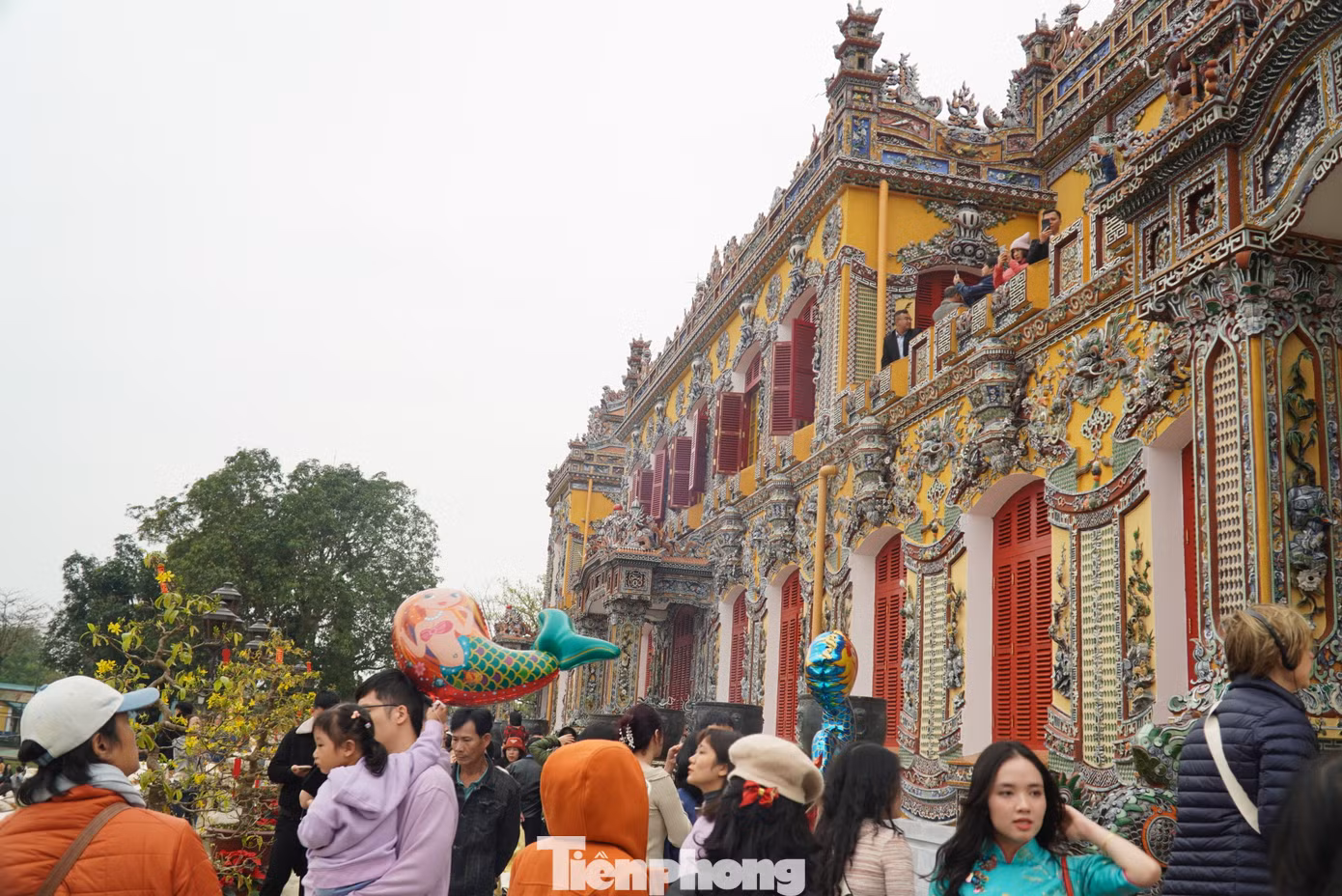 Điểm thu hút đông du khách nhất trong Đại nội Huế là điện Kiến Trung - ngôi điện đặc biệt này là nơi ở của gia đình nhà vua Bảo Đại, Hoàng hậu Nam Phương.