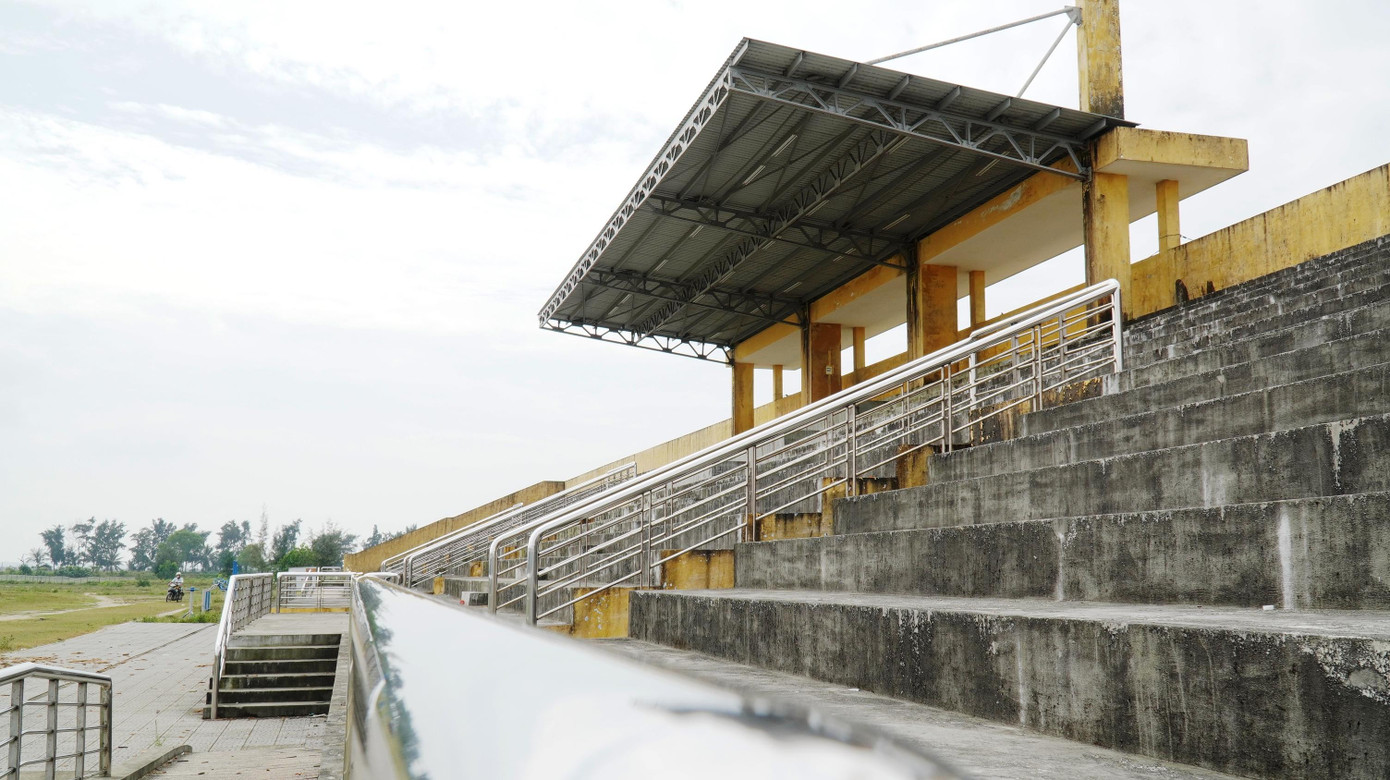 Điều đáng nói, với nhiều lần phân bổ vốn đầu tư dàn trải, Trung tâm VHTT Thuận An được xem là thiết chế thể thao có thời gian xây dựng dài “kỷ lục” tại TT-Huế. Kể từ khi khởi công, phải đến 8 năm sau, công trình mới được nghiệm thu và bàn giao về cho thị trấn Thuận An (nay là phường thuộc TP Huế) quản lý, khai thác