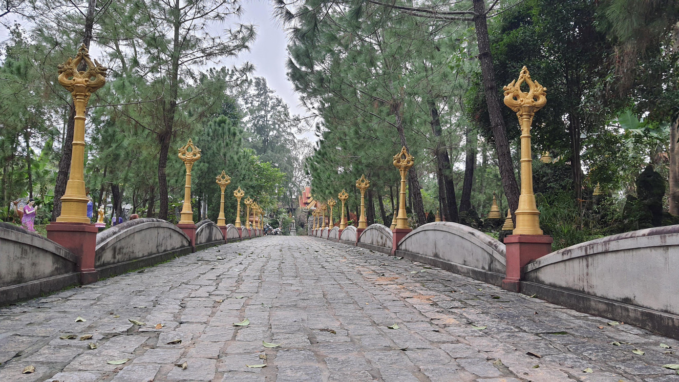 Thiền Lâm là một trong 5 ngôi chùa đẹp và nổi tiếng linh thiêng ở xứ Huế. Trong ảnh: Lối vào chùa