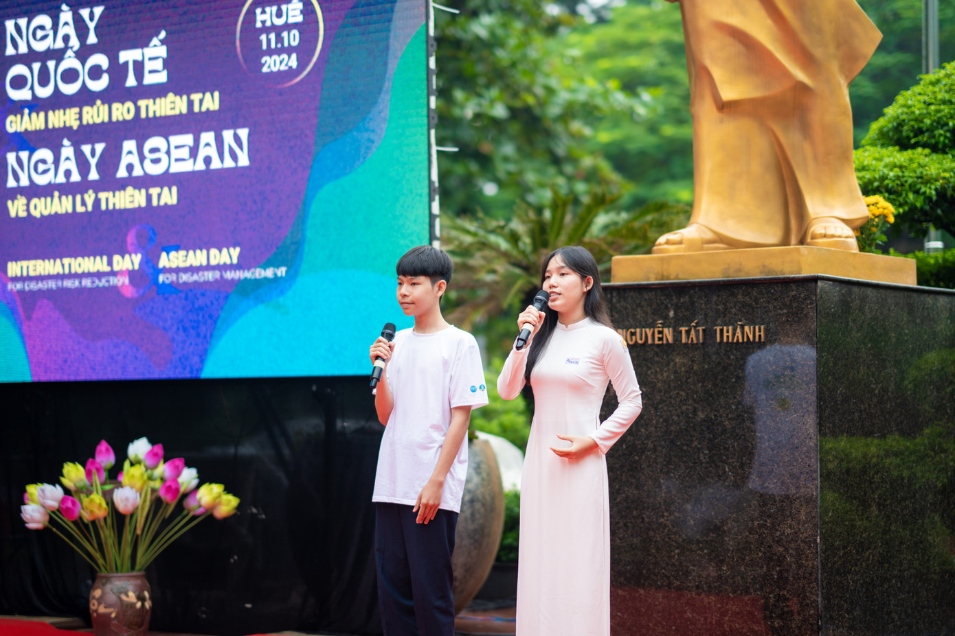 Học sinh Quốc học Huế diễn thuyết về công tác phòng tránh và giảm nhẹ rủi ro thiên tai.