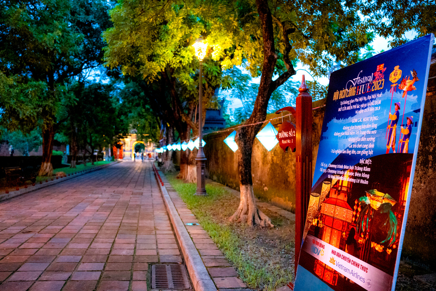 Hội đèn lồng Trung thu 2023 gắn với Đêm rằm Hoàng cung Huế được tổ chức kéo dài đến ngày 30/9. Trung tâm Bảo tồn Di tích Cố đô Huế mở cửa phục vụ miễn phí du khách đến tham quan vào ban đêm, từ 19 đến 22h. (Ảnh: Đình Hoàng)