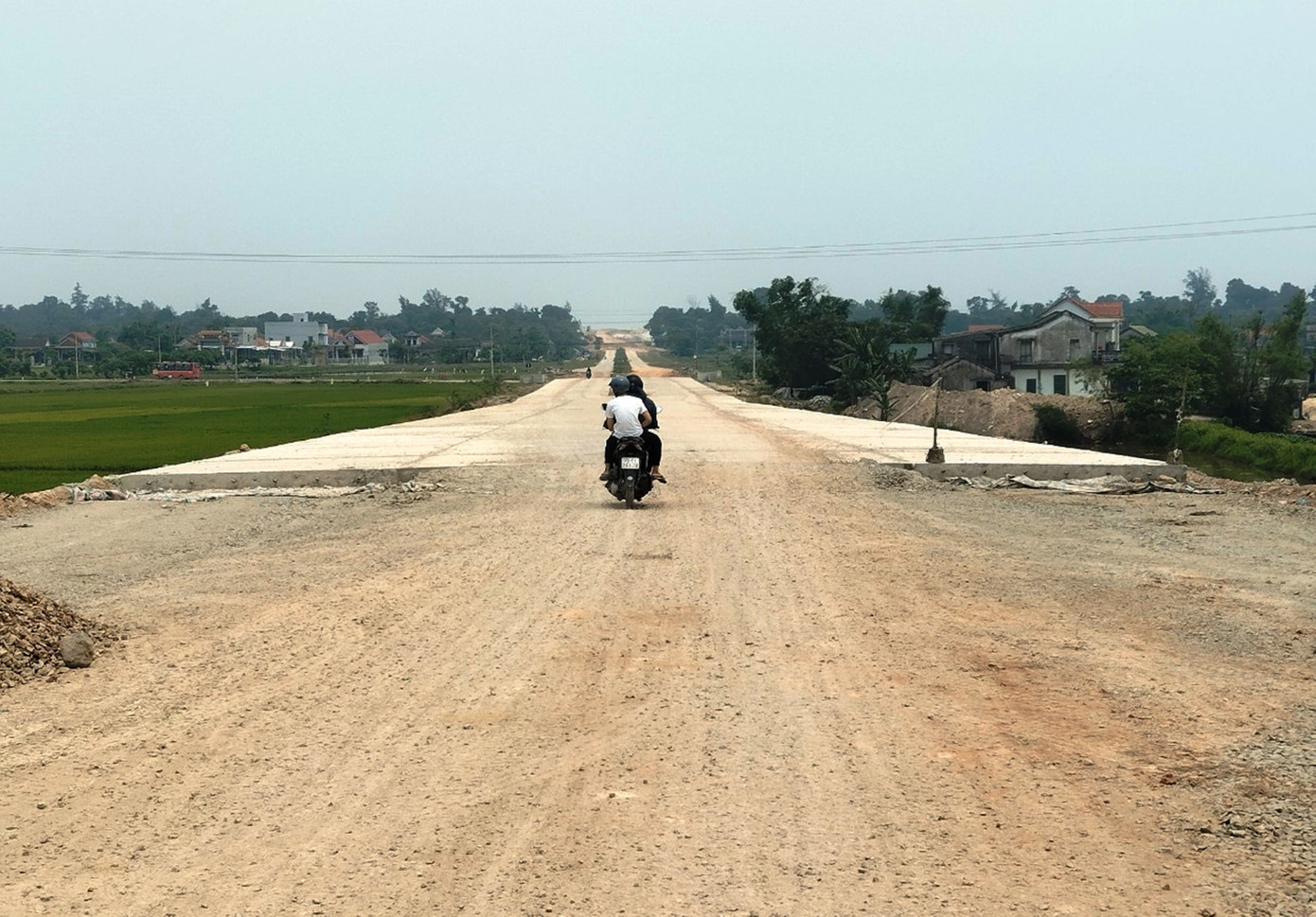 Toàn tuyến dự án có chiều dài 16 km, điểm đầu giao với Quốc lộ 1 tại thị trấn Phong Điền (huyện Phong Điền) điểm cuối tại bãi biển xã Điền Lộc. Dự án có tổng mức đầu tư ban đầu hơn 670 tỷ đồng. Qua hơn 10 năm triển khai, với nhiều biến động về vật giá, đến nay HĐND tỉnh TT-Huế đã quyết nghị điều chỉnh tăng tổng vốn đầu tư lên hơn 777 tỷ đồng (tăng hơn 100 tỷ đồng).