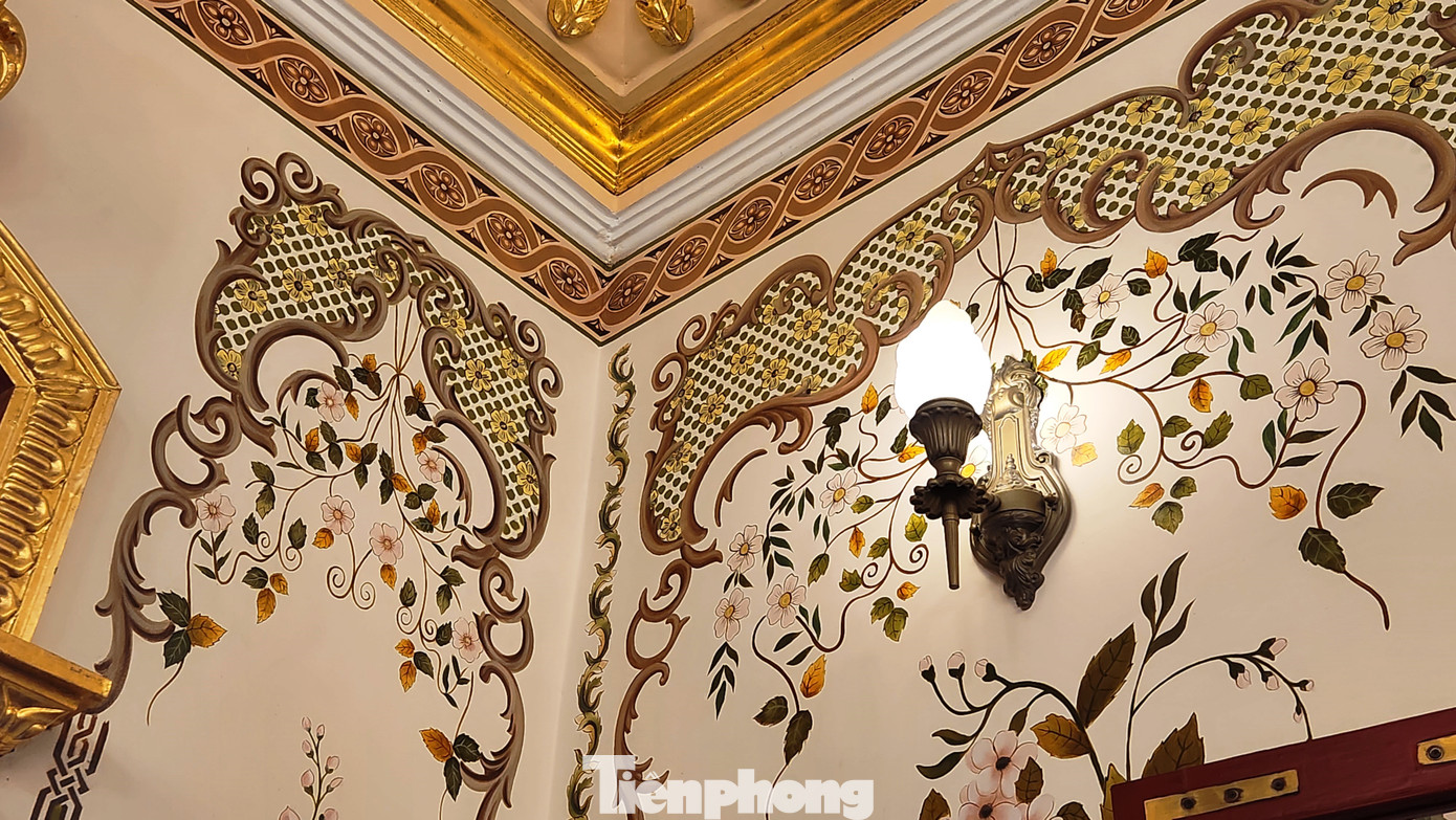 Hoa văn trang trí độc đáo trên tường phía trong ngôi điện. Hoa văn trang trí độc đáo trên tường phía trong ngôi điện.
