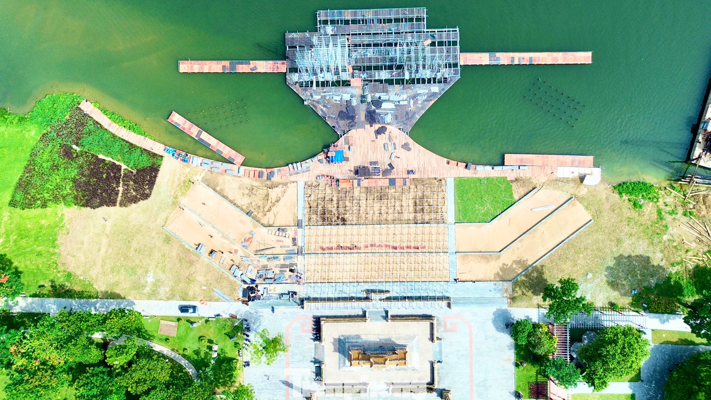 Trao đổi với phóng viên, ông Hoàng Việt Trung - Giám đốc Trung tâm Bảo tồn Di tích Cố đô Huế, cho biết ban tổ chức lựa chọn xây dựng sân khấu nổi ven bờ nam sông Hương làm nơi tổ chức đêm chung kết Hoa hậu Việt Nam 2024 vì đây là vị trí đẹp và phù hợp. Trao đổi với phóng viên, ông Hoàng Việt Trung - Giám đốc Trung tâm Bảo tồn Di tích Cố đô Huế, cho biết ban tổ chức lựa chọn xây dựng sân khấu nổi ven bờ nam sông Hương làm nơi tổ chức đêm chung kết Hoa hậu Việt Nam 2024 vì đây là vị trí đẹp và phù hợp.