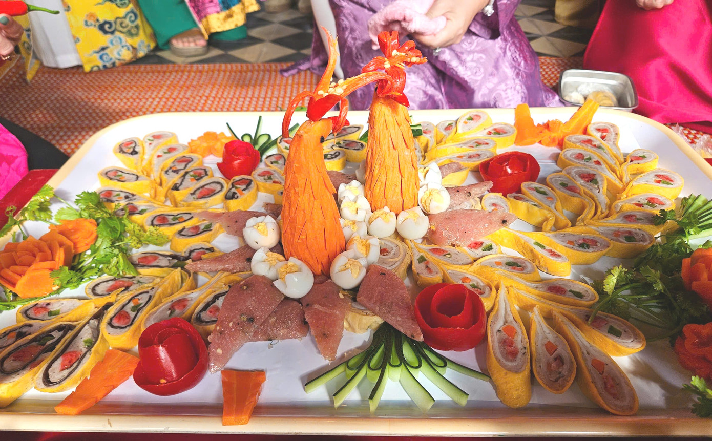 Điểm mới của lễ hội năm nay là sự xuất hiện của các món cung đình triều Nguyễn như nem công, chả phượng, bát bửu… được các nghệ nhân chế biến ngay tại chỗ. Nhiều người bất ngờ trước những món ăn từng chỉ xuất hiện trong yến tiệc vua chúa thuở xưa, nay được giới thiệu đến đại chúng, mang tới trải nghiệm đáng nhớ cho du khách. (Trong ảnh là món nem công, chả phượng xứ Huế).