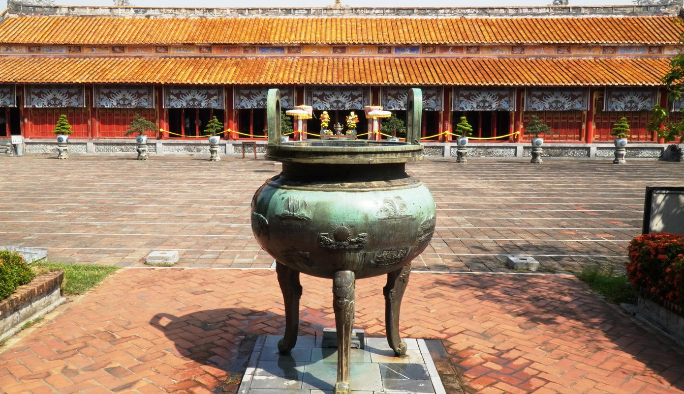 Cửu đỉnh có tổng trọng lượng hơn 20.300 kg, được đặt tên theo thứ tự là Cao, Nhân, Chương, Anh, Nghị, Thuần, Tuyên, Dụ, Huyền. Mỗi tên này của đỉnh được lấy từ miếu hiệu (tên để thờ cúng) của một vị vua nhà Nguyễn. Cửu đỉnh được dùng làm biểu tượng cho sự giàu đẹp, thống nhất của đất nước và ước mơ triều đại mãi vững bền. (Trong ảnh là Cao đỉnh đặt chính giữa, tượng trưng cho sự vĩ đại).