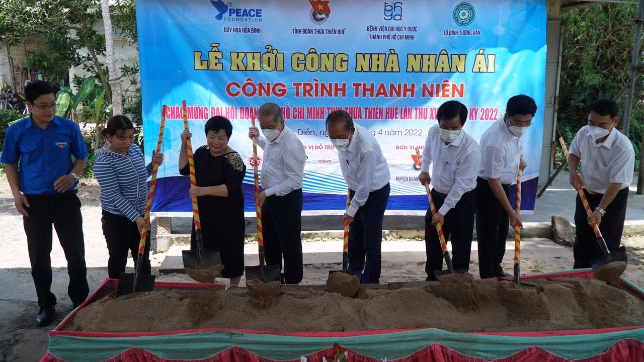 Khởi công nhà nhân ái tặng đồng bào nghèo Khởi công nhà nhân ái tặng đồng bào nghèo