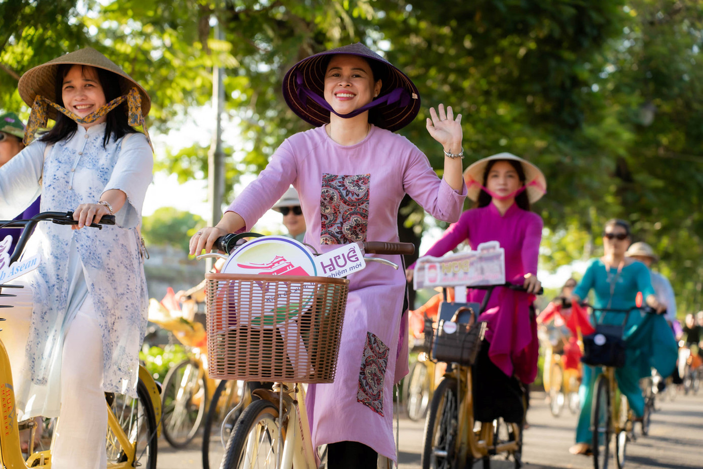 Hoạt động này không chỉ tôn vinh vẻ đẹp văn hóa truyền thống, quảng bá du lịch Huế mà còn lan tỏa thông điệp về bảo vệ môi trường sống bền vững, cùng chung tay xây dựng một tương lai xanh, sạch hơn.