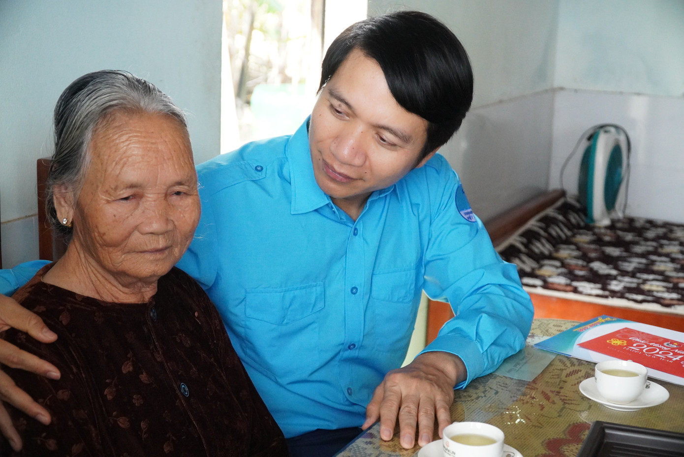 Thăm, tặng quà cho 2 mẹ Việt Nam anh hùng tại xã Quảng Vinh, Quảng Thọ (huyện Quảng Điền).