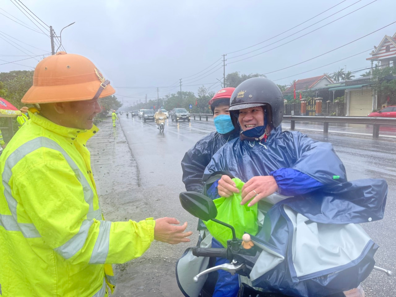 Người dân di chuyển vào Nam làm việc bất ngờ nhận quà từ CSGT TT-Huế. Người dân di chuyển vào Nam làm việc bất ngờ nhận quà từ CSGT TT-Huế.