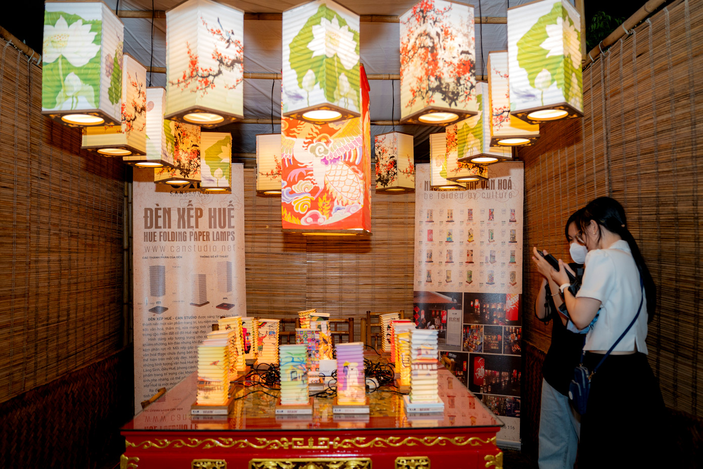 Một gian hàng đèn lồng xếp. (Ảnh: Đình Hoàng)