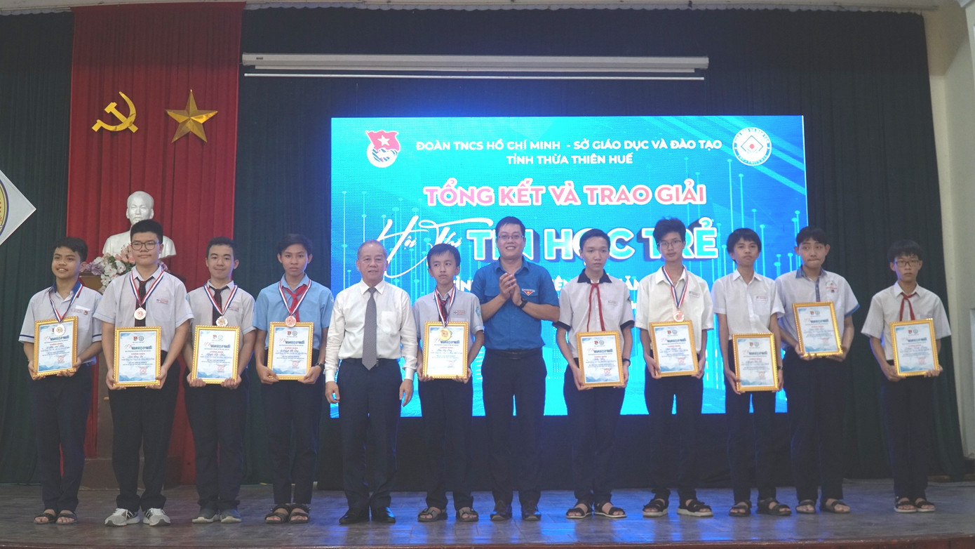 Các học sinh hân hoan khi được xướng tên và bước lên khu vực nhận giải.