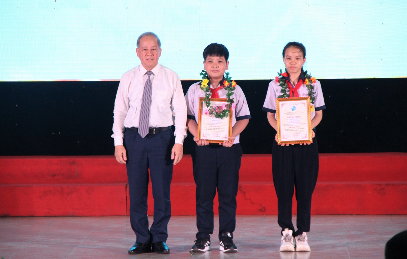 Phó Bí thư Thường trực Tỉnh ủy TT-Huế Phan Ngọc Thọ trao giải nhất cho nhóm tác giả Phạm Trần Phương Anh và Nguyễn Đăng Khoa (Trường THCS Trần Phú, TP Huế). Ảnh: N.Minh