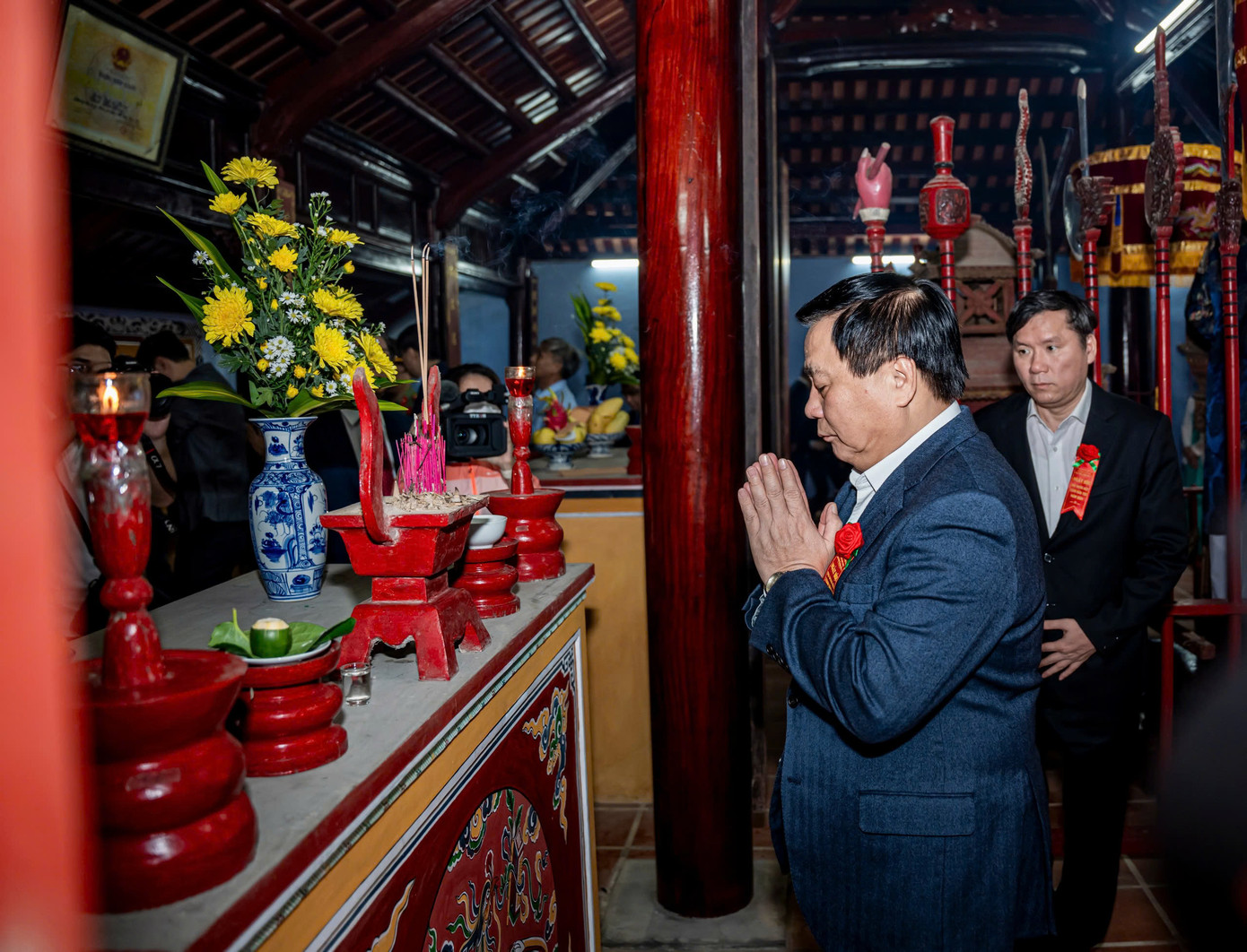 Ông Nguyễn Xuân Thắng dâng hương tại đình làng Kim Long, Huế. Ông Nguyễn Xuân Thắng dâng hương tại đình làng Kim Long, Huế.