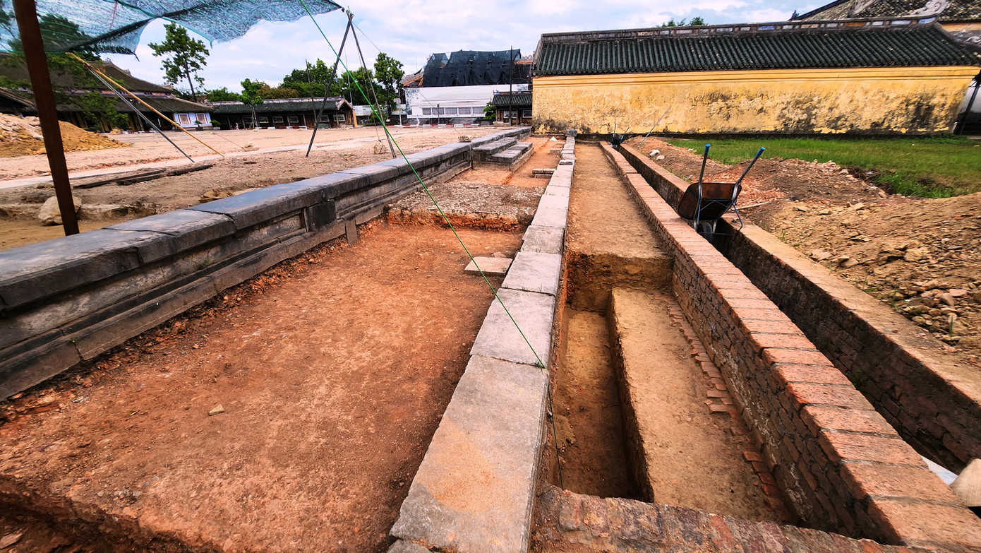 Năm 1947, do chiến tranh, di tích điện Cần Chánh bị phá hủy hoàn toàn, chỉ còn lại phần nền móng. Theo các tư liệu, với diện tích rộng gần 1.000m2 trước khi bị phá hủy, điện Cần Chánh có kết cấu gồm chính điện có 5 gian và 2 chái kép, tiền điện có 7 gian và 2 chái đơn. Toàn bộ khung điện gồm 80 chiếc cột bằng gỗ lim. Phần lớn kết cấu gỗ đều được chạm trổ tinh xảo, công phu. (Ảnh: Ngọc Văn)