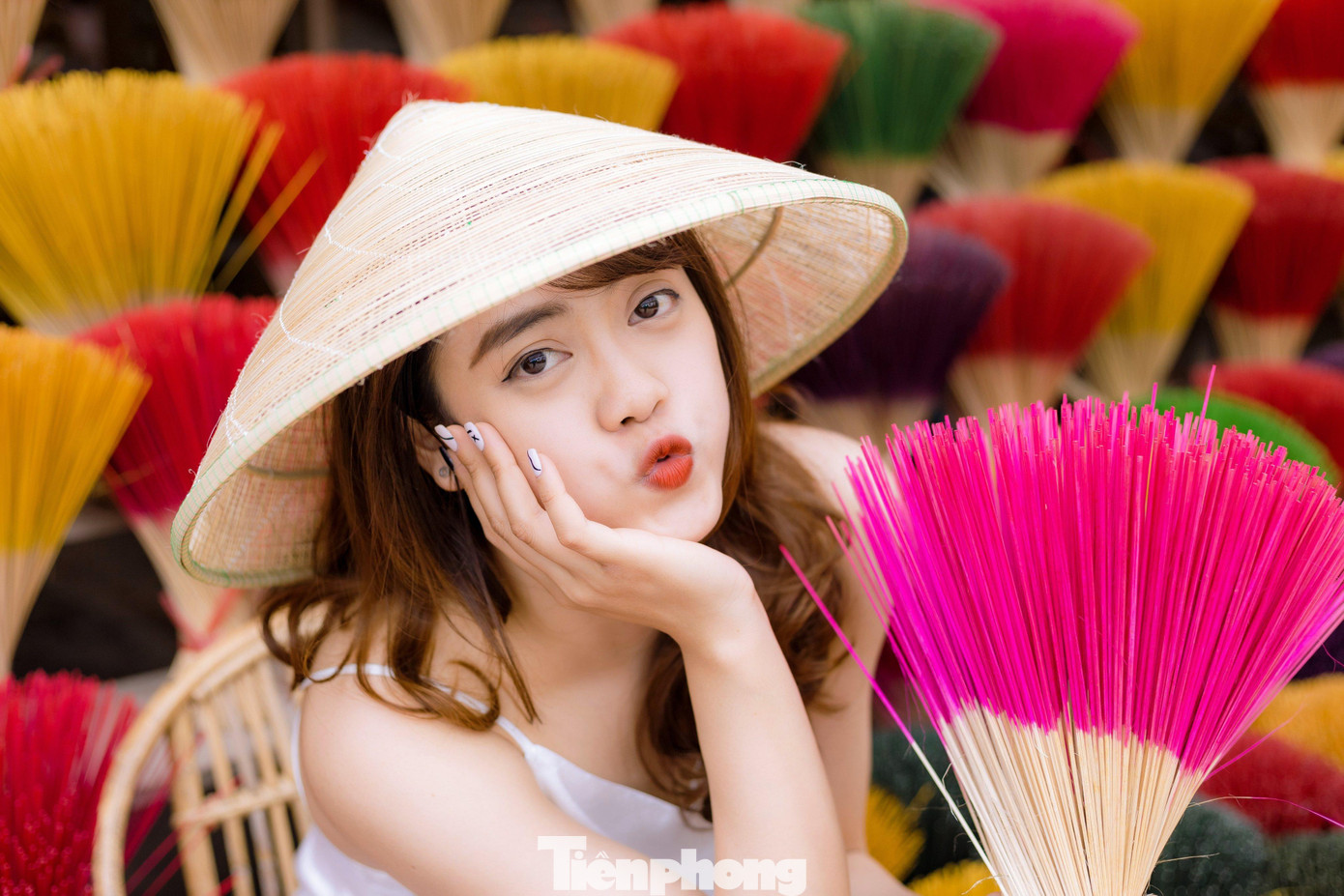 Làng nghề nằm trên tuyến đường Huyền Trân Công Chúa, thuộc một trong những tuyến hành trình tham quan khám phá hệ thống di sản, thắng cảnh nổi tiếng bậc nhất Cố đô Huế như lăng vua Tự Đức, Đồng Khánh, đồi Vọng Cảnh ven sông Hương… Từ sau Tết Nguyên đán đến nay, tại làng nghề hầu như không ngày nào vắng bóng khách tham quan, đặc biệt là giới trẻ luôn tìm đến đây để check-in, lưu lại cho riêng mình những bức ảnh ngập tràn những sắc màu ấn tượng, cảm xúc và đáng nhớ. Ảnh: NSNA Thiên Minh