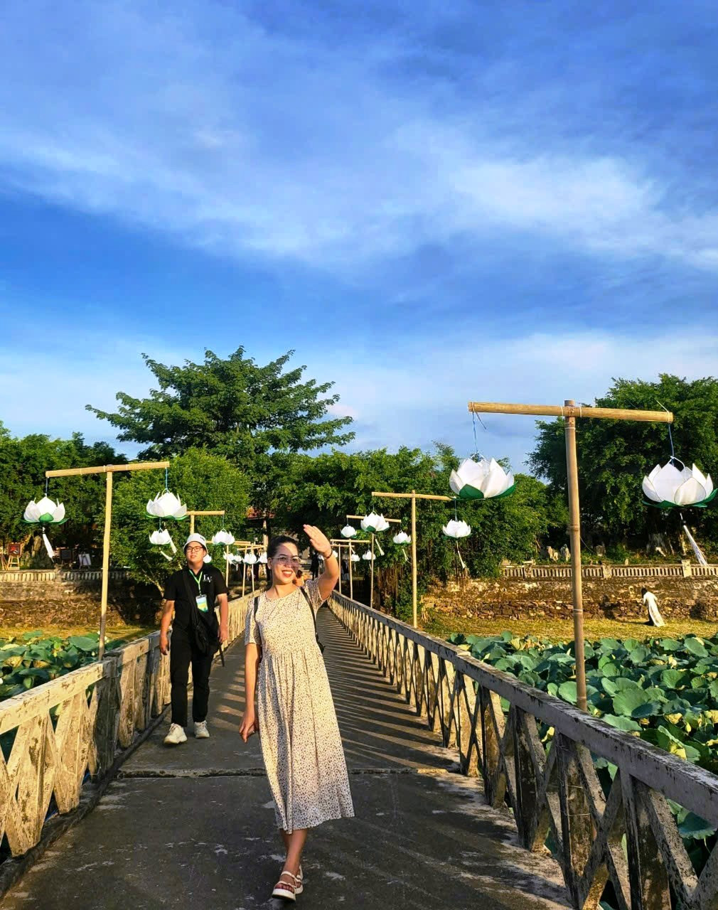 Người dân Huế chụp ảnh lưu niệm tại không gian ngày hội diễn ra ở di tích hồ Tịnh Tâm, TP Huế. Người dân Huế chụp ảnh lưu niệm tại không gian ngày hội diễn ra ở di tích hồ Tịnh Tâm, TP Huế.