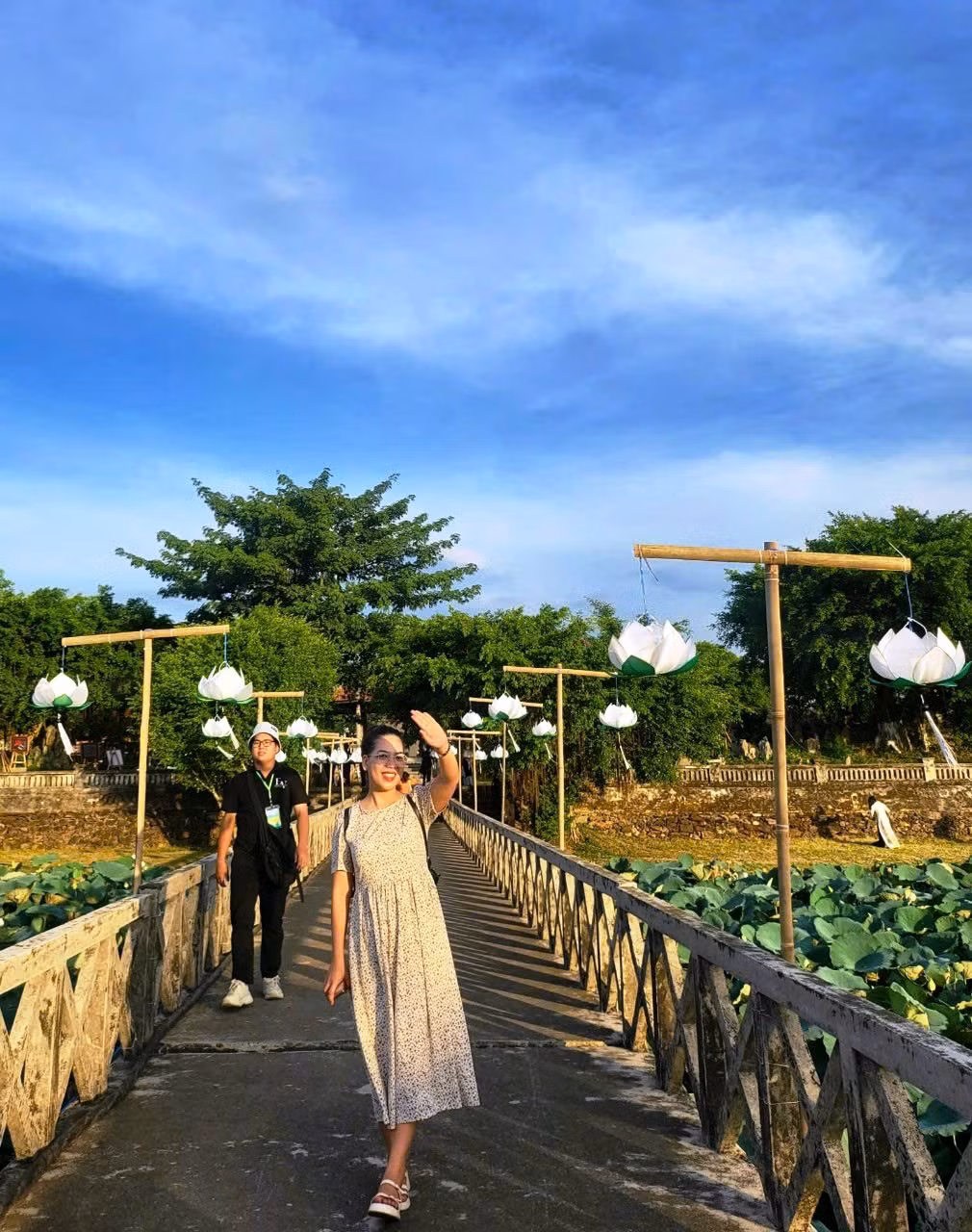 Người dân Huế chụp ảnh lưu niệm tại không gian ngày hội diễn ra ở di tích hồ Tịnh Tâm, TP Huế.