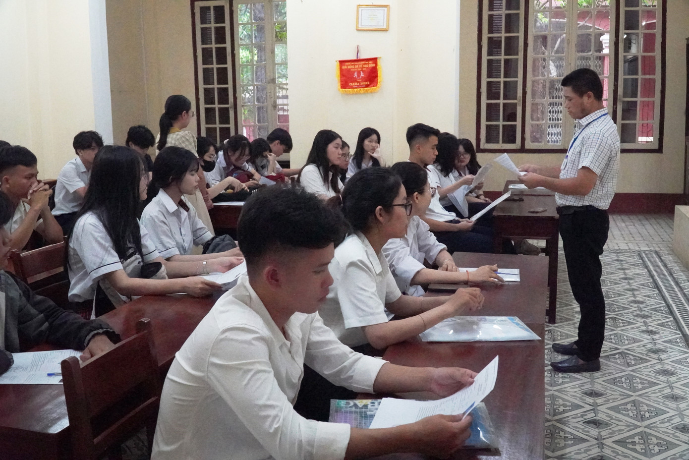 Giám thị phổ biến, hướng dẫn thí sinh nội quy, quy chế kỳ thi, cách làm bài thi trắc nghiệm. Giám thị phổ biến, hướng dẫn thí sinh nội quy, quy chế kỳ thi, cách làm bài thi trắc nghiệm.