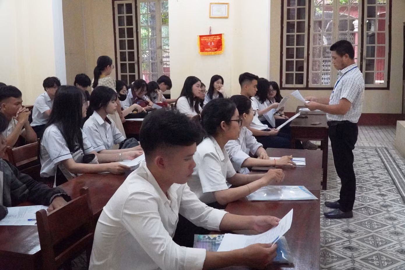 Giám thị phổ biến, hướng dẫn thí sinh nội quy, quy chế kỳ thi, cách làm bài thi trắc nghiệm. Giám thị phổ biến, hướng dẫn thí sinh nội quy, quy chế kỳ thi, cách làm bài thi trắc nghiệm.