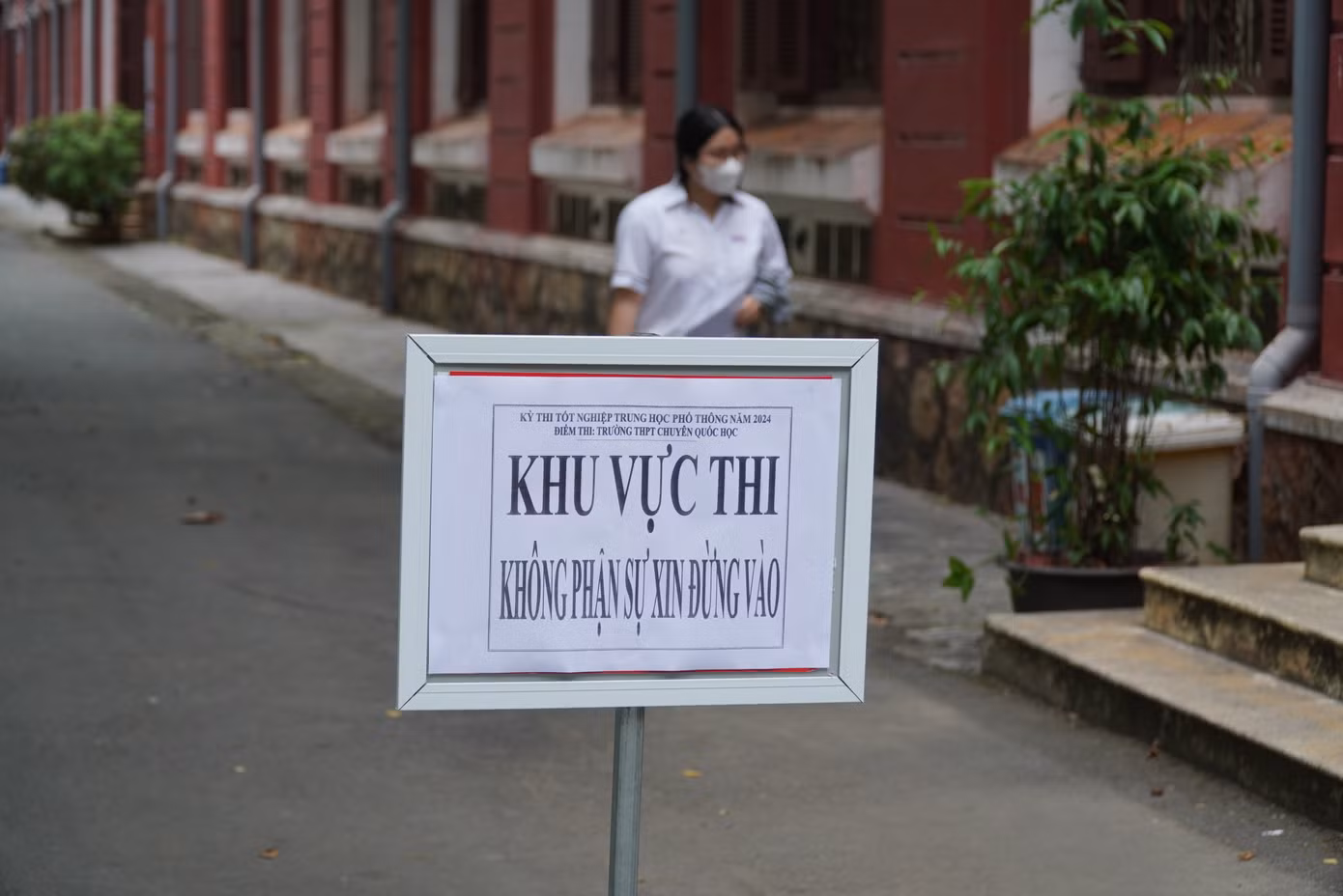 Đảm bảo khu vực giới hạn dành cho thi cử tại điểm thi Trường Quốc học Huế. Đảm bảo khu vực giới hạn dành cho thi cử tại điểm thi Trường Quốc học Huế.