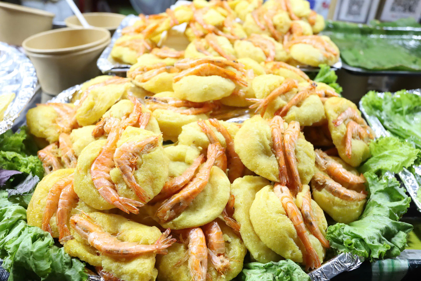 Bên cạnh đó, khu vực ẩm thực miền Trung, miền Bắc và miền Nam cũng mang đến sự phong phú, hấp dẫn với nhiều món quen thuộc. Ảnh: L.H.H.H-Thế Nghĩa