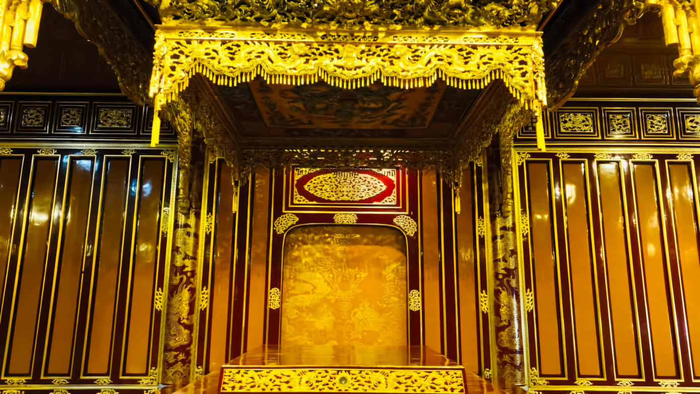 Dự án cũng tiến hành tu bổ, phục hồi ngai vàng, bửu tán và các đồ nội thất, tu bổ, gia cường, cân chỉnh toàn bộ sân nền khuôn viên điện, hệ thống tường chắn đất, phục hồi lan can, hệ thống điện chiếu sáng, trang trí... Ảnh: TTBTDTCĐ.