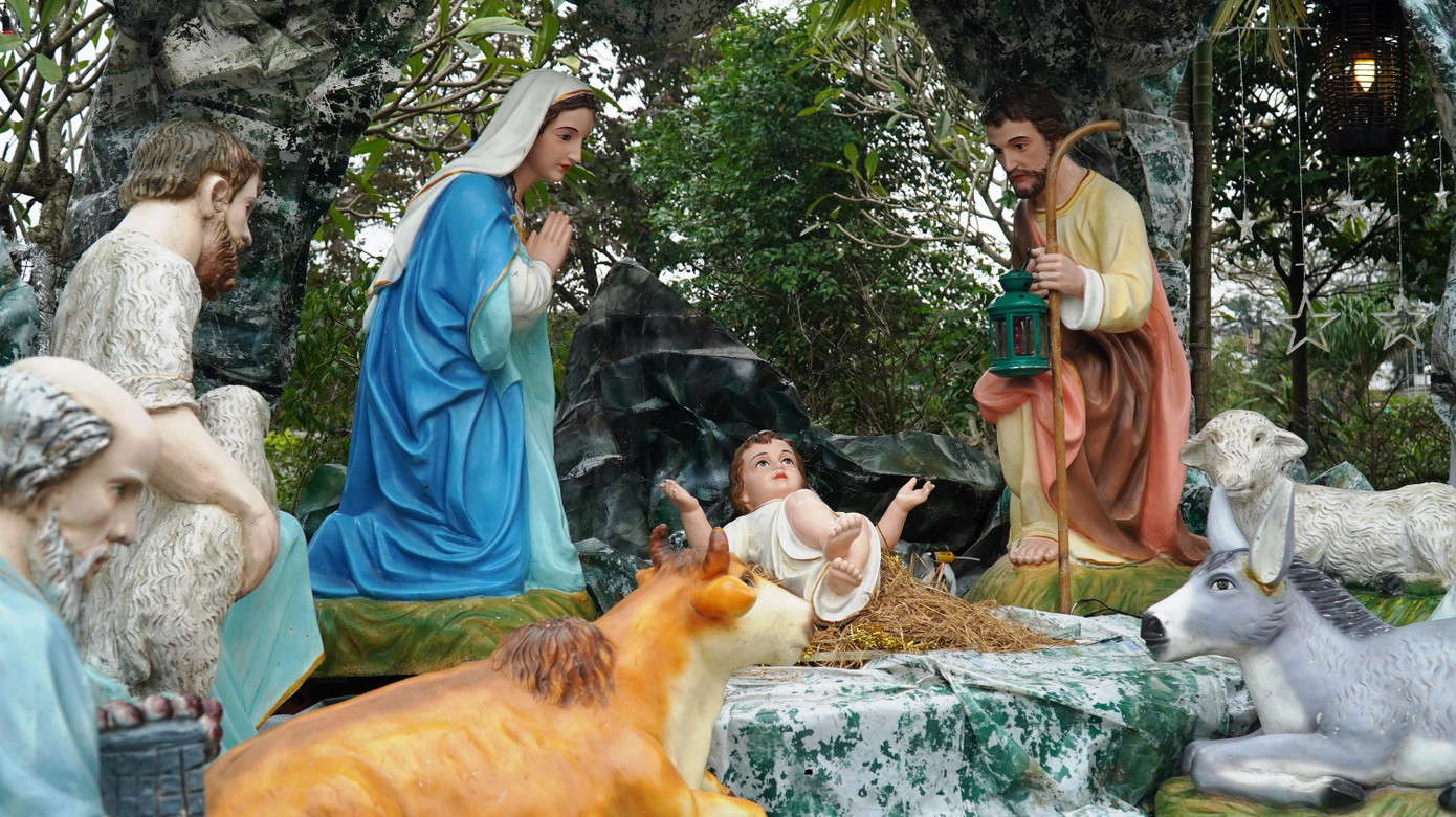 Hang đá trang trí tại nhà thờ Phủ Cam.