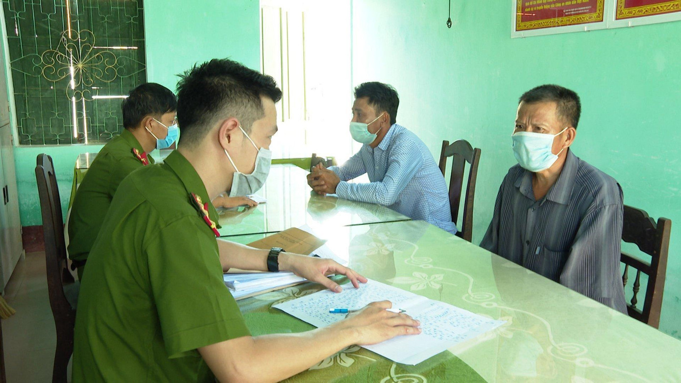 Lấy lời khai đối tượng chủ mưu khai thác rừng trái phép tại TT-Huế