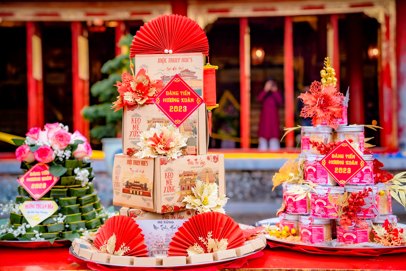 Theo đó, các sản phẩm tiêu biểu, đặc sắc của nhiều địa phương được tuyển chọn để đưa vào Thế miếu (Đại Nội Huế) để dâng lên các vị vua nhà Nguyễn. Ảnh: Đình Hoàng.