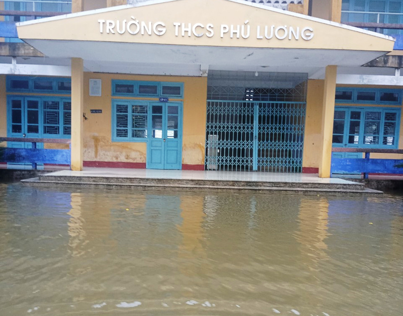 Tại huyện Phú Vang, nơi có nhiều vùng thấp trũng, đợt mưa lũ kéo dài từ tối 13 đến ngày 16/11 đã khiến 56 trường học thuộc địa phương này phải đóng cửa. Tại huyện Phú Vang, nơi có nhiều vùng thấp trũng, đợt mưa lũ kéo dài từ tối 13 đến ngày 16/11 đã khiến 56 trường học thuộc địa phương này phải đóng cửa.