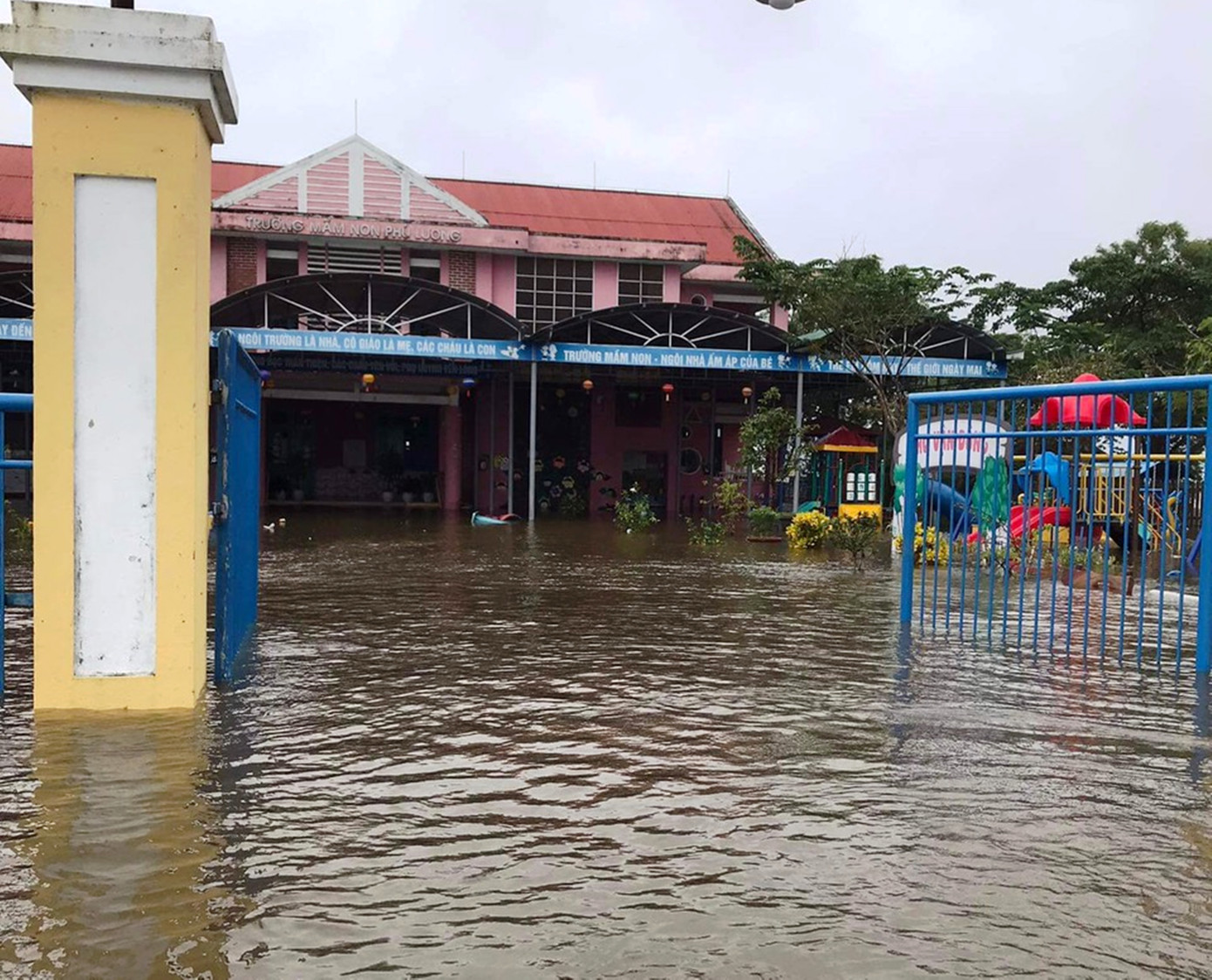 Trước đó, do ảnh hưởng của mưa lũ, Sở GD&ĐT tỉnh TT-Huế đã phát thông báo khẩn cho học sinh toàn tỉnh nghỉ học từ ngày 14 đến 17/11 nhằm ứng phó thiên tai, bảo đảm an toàn tính mạng cho giáo viên, phụ huynh, học sinh trong thời gian xảy ra lũ lụt. Trước đó, do ảnh hưởng của mưa lũ, Sở GD&ĐT tỉnh TT-Huế đã phát thông báo khẩn cho học sinh toàn tỉnh nghỉ học từ ngày 14 đến 17/11 nhằm ứng phó thiên tai, bảo đảm an toàn tính mạng cho giáo viên, phụ huynh, học sinh trong thời gian xảy ra lũ lụt.