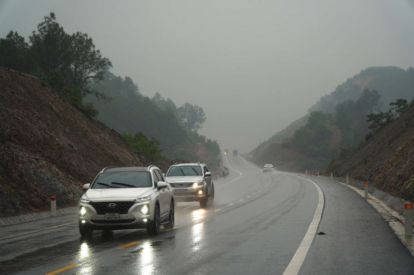 Ghi nhận của PV, kể từ sau ngày khánh thành đưa vào sử dụng đến nay (kể từ 31/12/2022), tuyến cao tốc đoạn Cam Lộ - La Sơn nối 2 tỉnh Quảng Trị và TT-Huế (thuộc dự án xây dựng một số đoạn đường bộ cao tốc trên tuyến Bắc - Nam phía Đông giai đoạn 2017 - 2020) bắt đầu thu hút nhiều loại phương tiện vận tải tham gia giao thông.