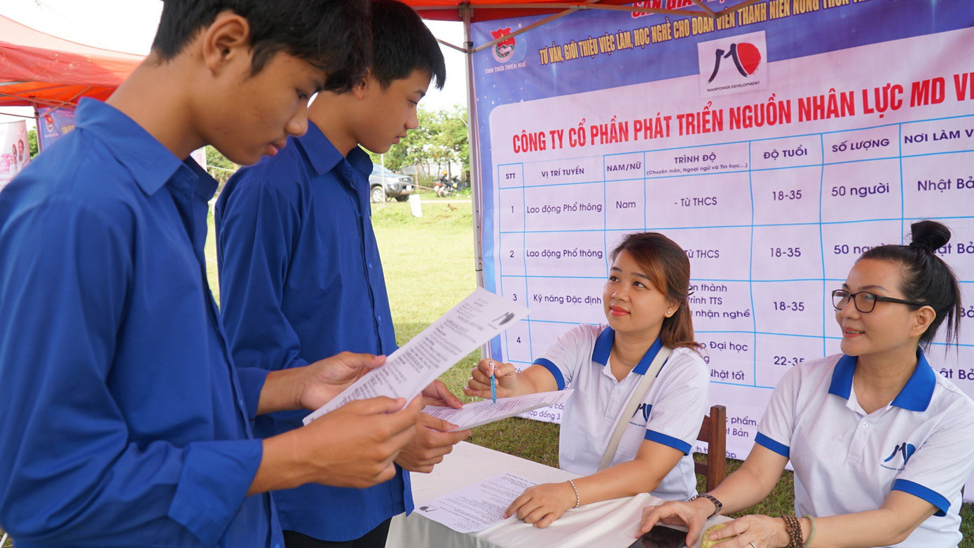 ĐVTN tìm hiểu về cơ hội việc làm, thị trường lao động tại ngày hội ra quân chiến dịch Thanh niên tình nguyện hè năm 2023.