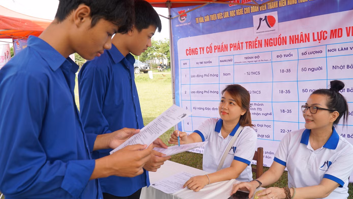 ĐVTN tìm hiểu về cơ hội việc làm, thị trường lao động tại ngày hội ra quân chiến dịch Thanh niên tình nguyện hè năm 2023.