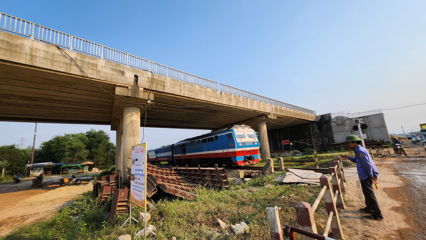 Sau khi được bố trí tăng vốn và tích cực thực hiện công tác di dời, giải phóng mặt bằng, công trình dự án đường CHCN Phong Điền - Điền Lộc hiện trong giai đoạn thi công nước rút, đặc biệt là tại hạng mục phức tạp nhất là cầu vượt đường sắt Bắc - Nam nằm ở đầu tuyến, thuộc địa bàn thị trấn Phong Điền. Hạng mục này được khôi phục thi công trở lại vào tháng 5/2022, sau nhiều năm bị gián đoạn, bỏ phế.