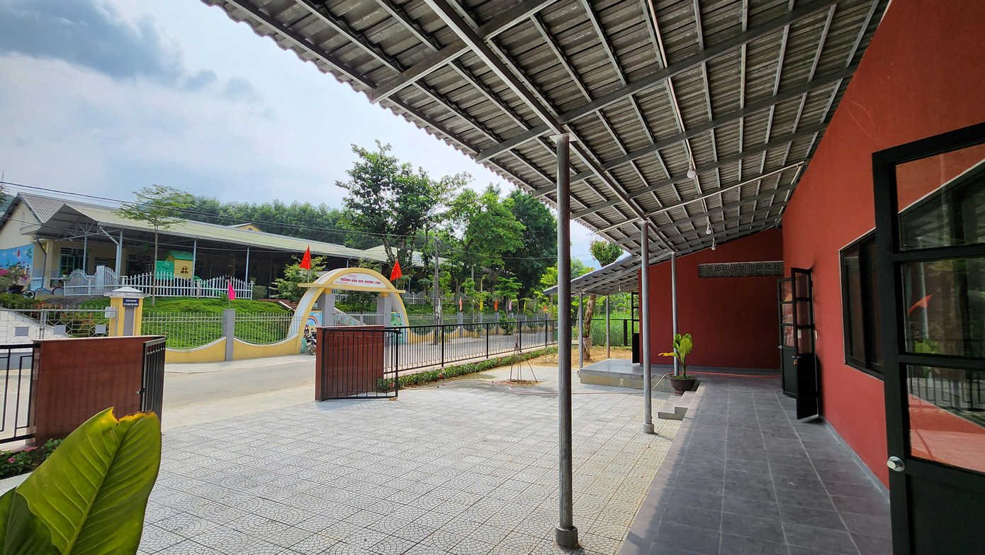 Do đó, dự án xây điểm trường mới mang tên Trịnh Công Sơn trên khuôn viên trường mầm non trước đây góp phần quan trọng trong công tác phát triển giáo dục của huyện Nam Đông, đặc biệt là tại địa bàn vùng sâu, vùng xa, vùng dân tộc thiểu số - nơi điều kiện đi lại và đời sống kinh tế còn nhiều khó khăn. Do đó, dự án xây điểm trường mới mang tên Trịnh Công Sơn trên khuôn viên trường mầm non trước đây góp phần quan trọng trong công tác phát triển giáo dục của huyện Nam Đông, đặc biệt là tại địa bàn vùng sâu, vùng xa, vùng dân tộc thiểu số - nơi điều kiện đi lại và đời sống kinh tế còn nhiều khó khăn.