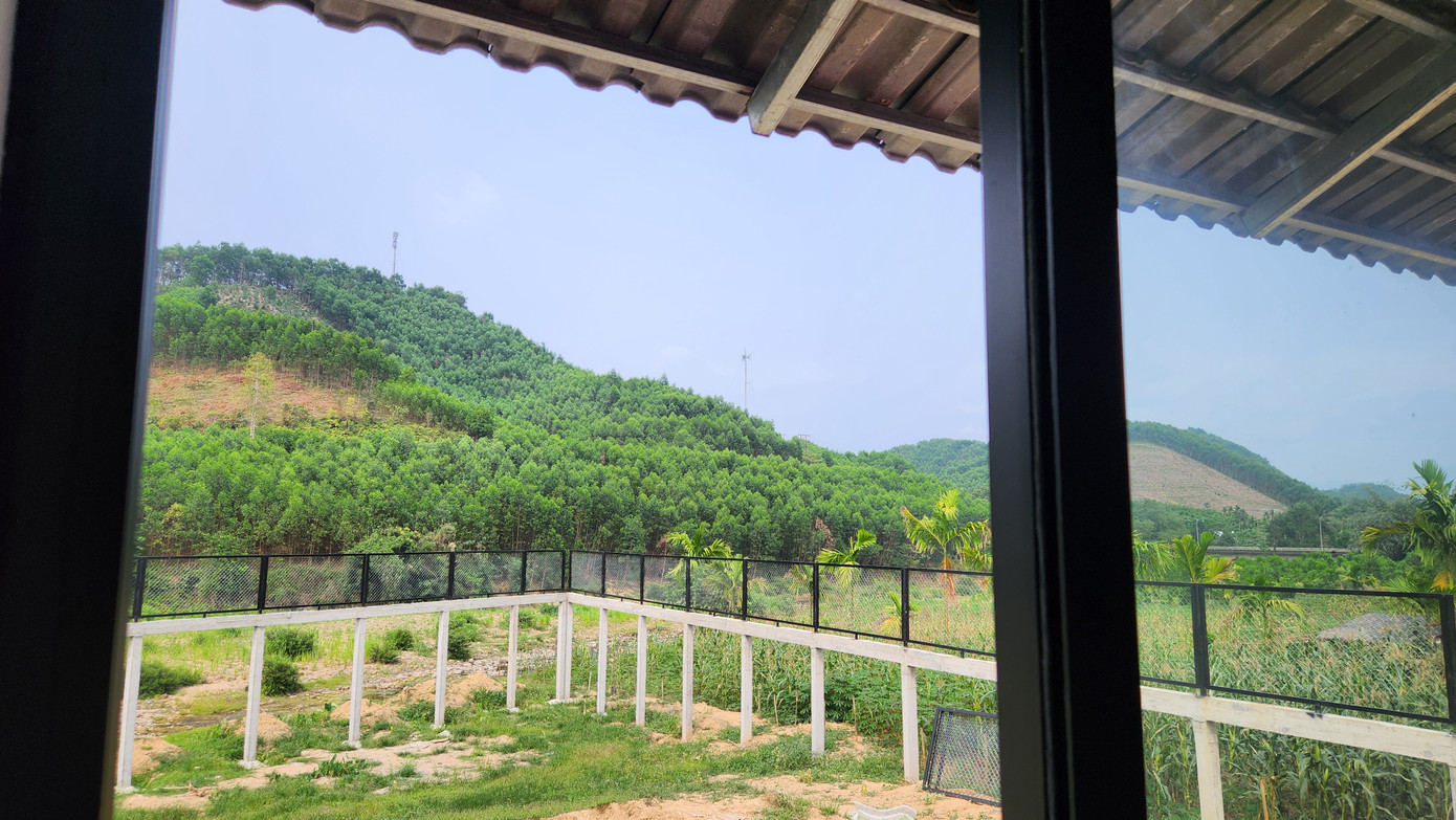 Nơi ngôi trường tọa lạc là khu đất nằm bên núi rừng, suối khe trữ tình, thơ mộng thuộc thượng nguồn sông Hương. Nơi ngôi trường tọa lạc là khu đất nằm bên núi rừng, suối khe trữ tình, thơ mộng thuộc thượng nguồn sông Hương.