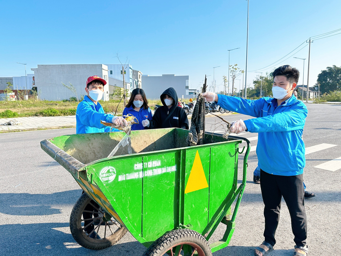 Thu gom rác thải ở nhiều địa bàn dân cư, khu quy hoạch đô thị.