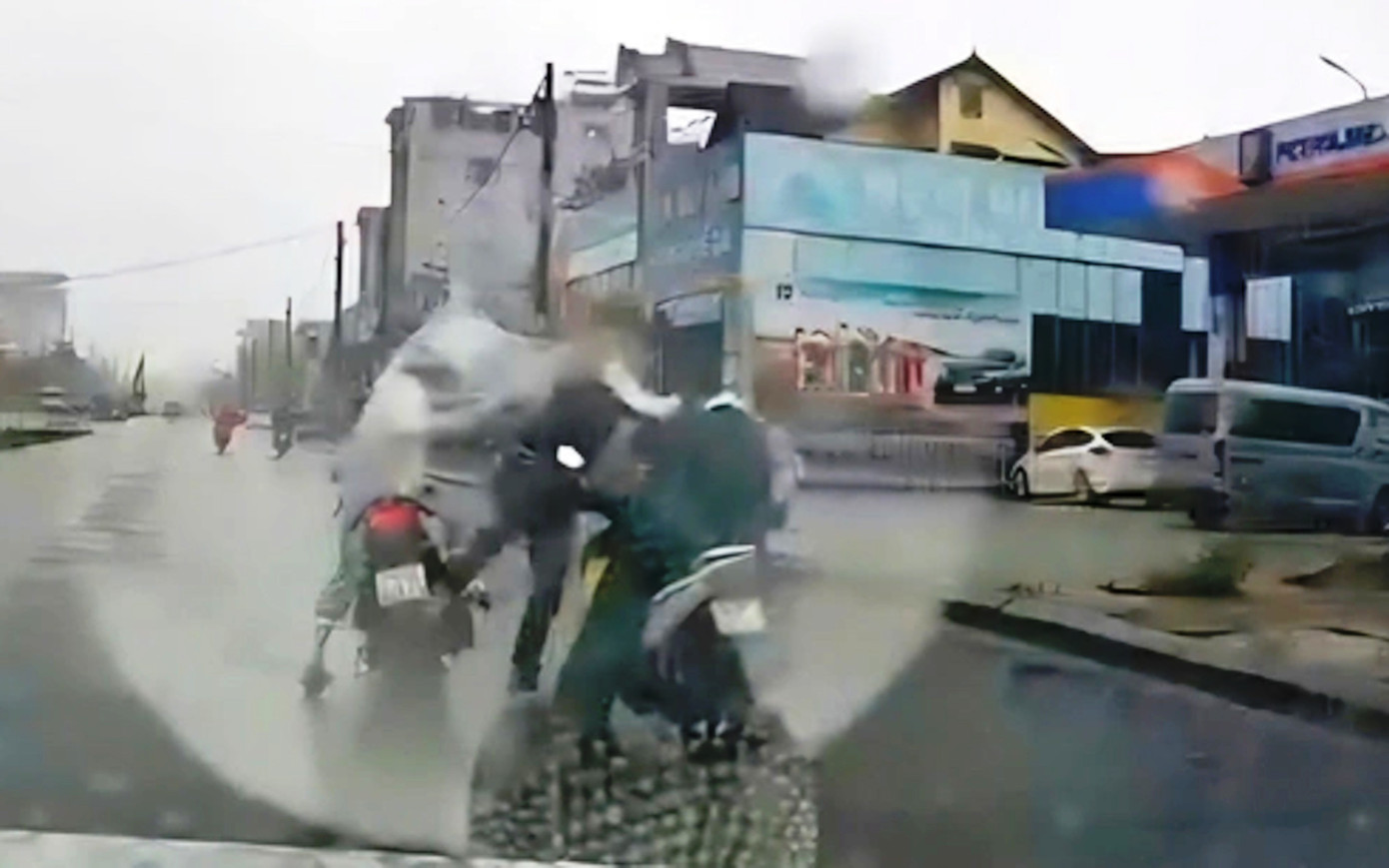 Hình ảnh đối tượng hành hung người đàn ông trung niên sau va chạm giao thông lan truyền trên mạng xã hội gây bức xúc dư luận. Ảnh cắt từ clip Hình ảnh đối tượng hành hung người đàn ông trung niên sau va chạm giao thông lan truyền trên mạng xã hội gây bức xúc dư luận. Ảnh cắt từ clip