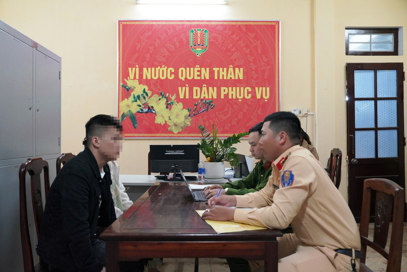 Công an lấy lời khai Phạm Q. - người hành hung ông N. sau va chạm giao thông.