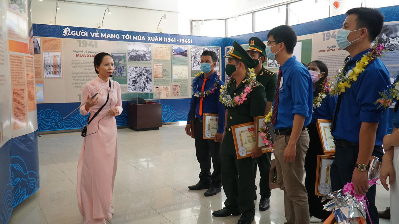 Nghe thuyết minh về triển lãm chuyên đề “Người đi tìm hình của nước” nhân kỷ niệm 110 năm ngày Bác Hồ ra đi tìm đường cứu nước Nghe thuyết minh về triển lãm chuyên đề “Người đi tìm hình của nước” nhân kỷ niệm 110 năm ngày Bác Hồ ra đi tìm đường cứu nước