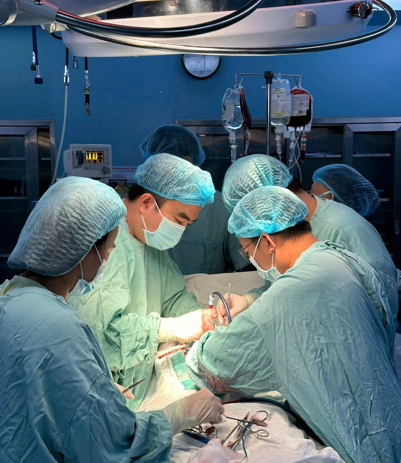 Bệnh viện T.Ư Huế (cơ sở 2) tổ chức cấp cứu, phẫu thuật cứu sống bệnh nhân bị vỡ tim nguy kịch tính mạng do tai nạn giao thông.