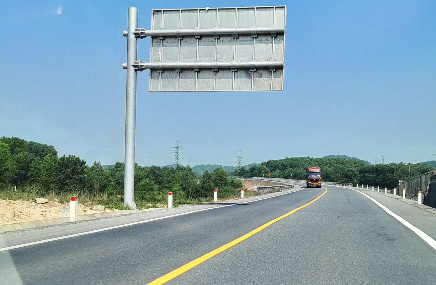 Từ cầu Tuần (TP. Huế) ra đến huyện Hải Lăng (tỉnh Quảng Trị) dài hàng chục km, nhưng trên tuyến không hề có bóng dáng lực lượng chức năng thực hiện tuần tra, kiểm soát giao thông nhằm hạn chế tai nạn, xử lý những lỗi của nhiều lái xe thường mắc phải khi lưu thông trên đoạn đường này như chạy quá tốc độ, lấn làn, vượt ở nơi cấm vượt…