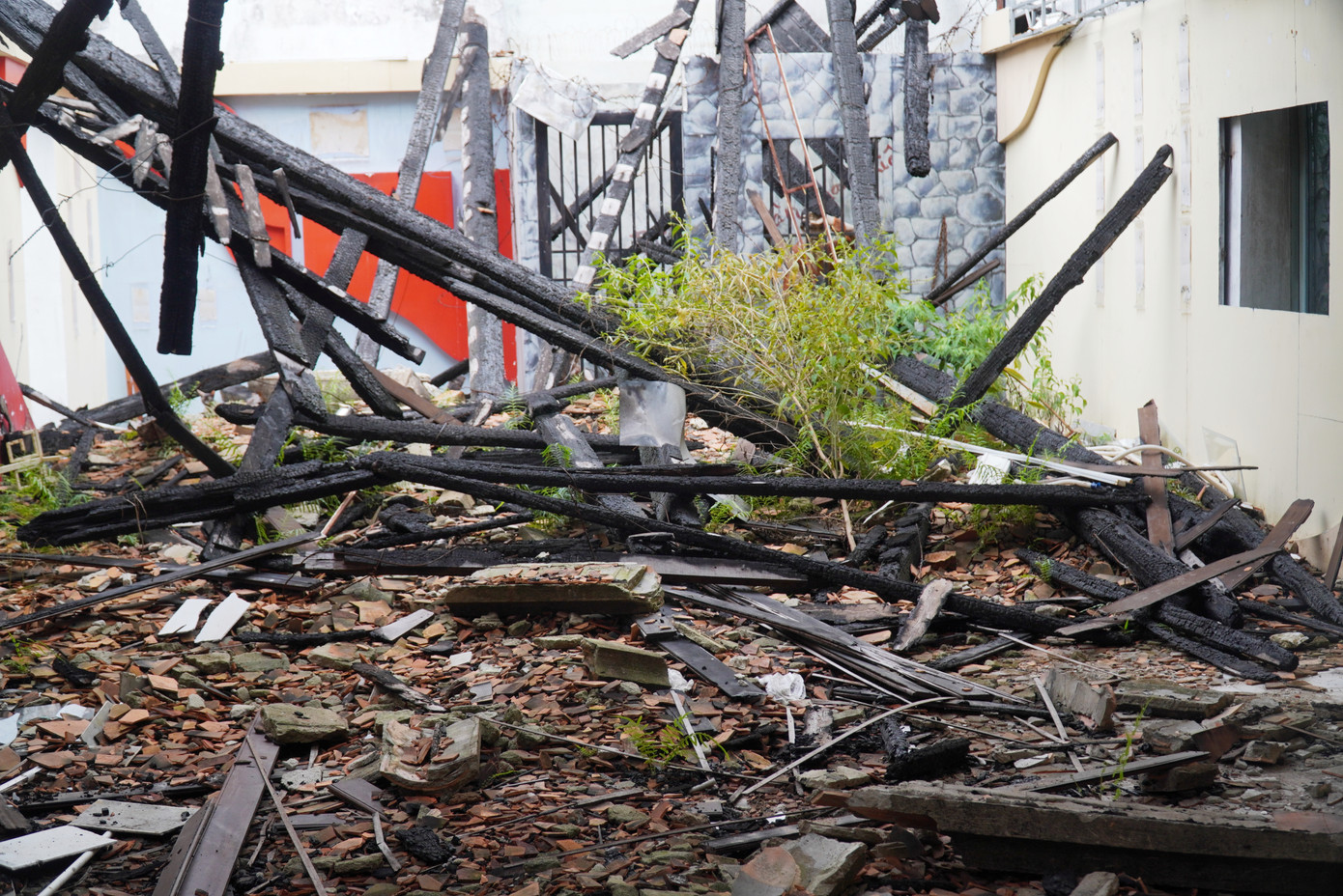 Phần cấu kiện bị hư hỏng sẽ được tháo dỡ, dọn dẹp vào thời điểm khởi công tu sửa khu nhà, với máy móc, thiết bị chuyên dùng sẽ phù hợp hơn.