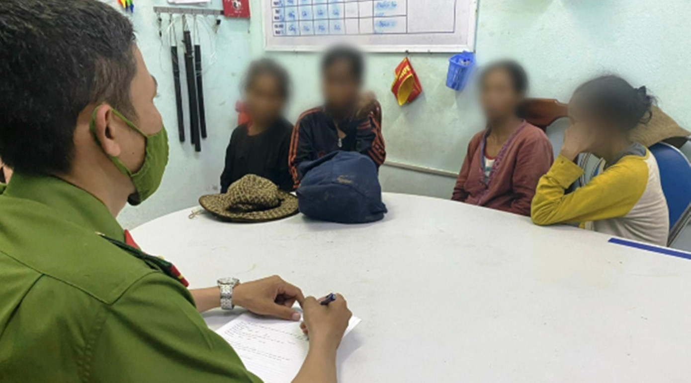 Cơ quan công an xác định 4 phụ nữ trong nội dung đăng tải của Nguyễn Quang Huy là người dân tộc thiểu số sống lang thang xin ăn và hoàn toàn không có việc bắt cóc trẻ em. Ảnh: CA Cơ quan công an xác định 4 phụ nữ trong nội dung đăng tải của Nguyễn Quang Huy là người dân tộc thiểu số sống lang thang xin ăn và hoàn toàn không có việc bắt cóc trẻ em. Ảnh: CA