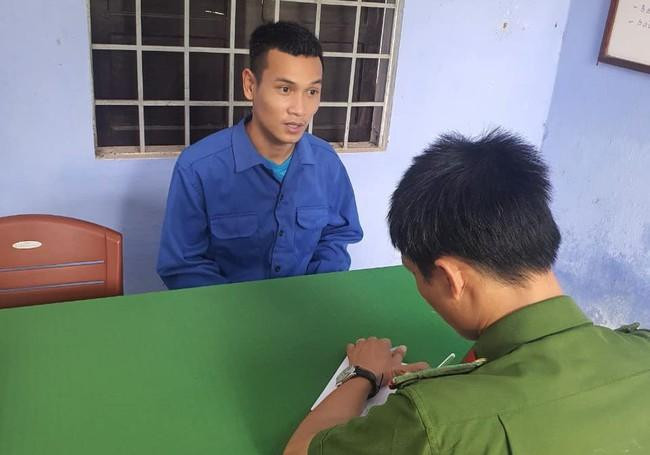 Đối tượng Quý (bìa trái) tại cơ quan công an. Ảnh: CACC Đối tượng Quý (bìa trái) tại cơ quan công an. Ảnh: CACC