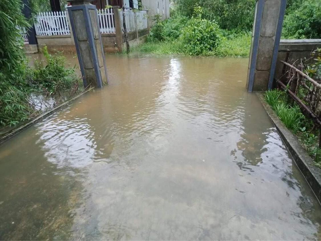 Nước lụt tràn vào sân nhà dân tại Huế sáng 17.10 Nước lụt tràn vào sân nhà dân tại Huế sáng 17.10
