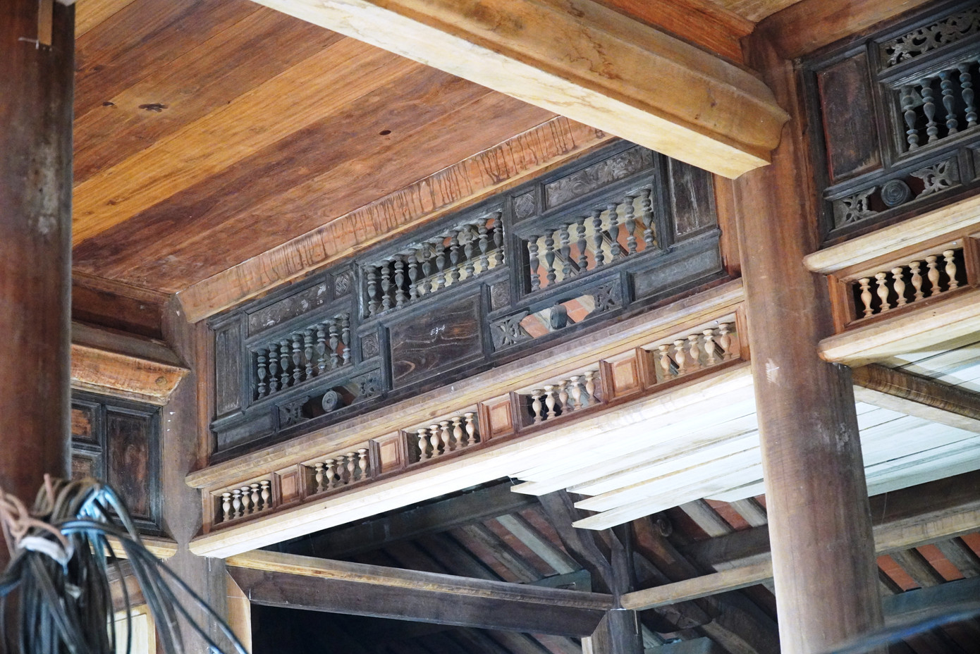 Nhiều cấu kiện gỗ trước đây của ngôi nhà cũ được tái sử dụng và vẫn bảo đảm yếu tố thẩm mỹ, sự tinh tế, độc đáo. Nhiều cấu kiện gỗ trước đây của ngôi nhà cũ được tái sử dụng và vẫn bảo đảm yếu tố thẩm mỹ, sự tinh tế, độc đáo.